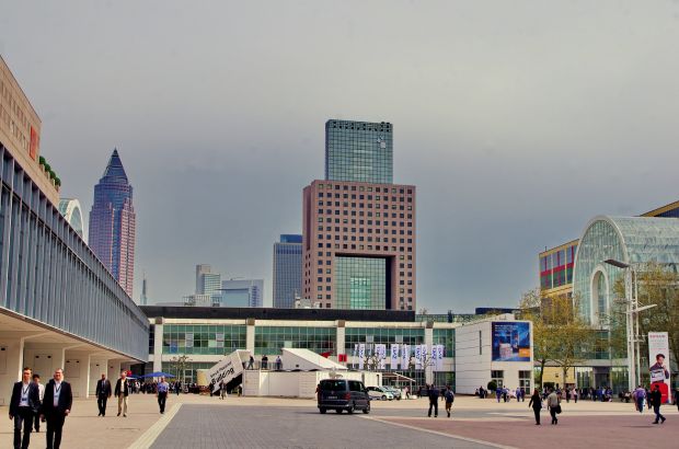 Das Frankfurter Messegelände mit Blick auf die Skyline. Das Frankfurter Messegelände mit Blick auf die Skyline.