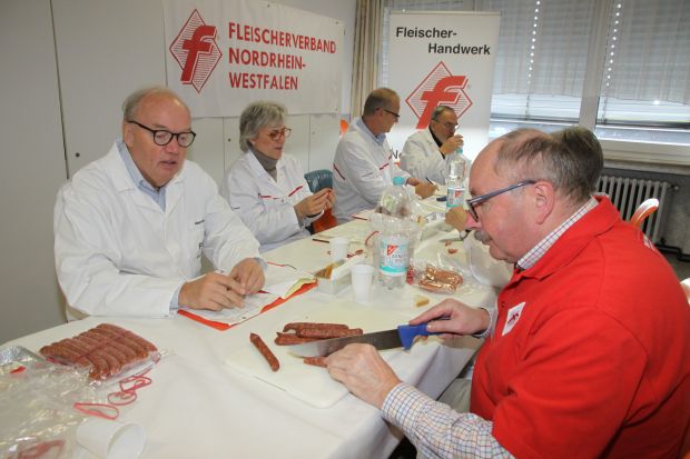 Auch für die erfahrenen Fachleute an den Jury-Tischen gab es noch manche geschmackliche Überraschung beim sensorischen Mettwurst-Test. Auch für die erfahrenen Fachleute an den Jury-Tischen gab es noch manche geschmackliche Überraschung beim sensorischen Mettwurst-Test.