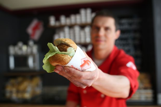 Die Imbiss-Klassiker vom Metzger setzen die Burgerketten unter Druck. Die Imbiss-Klassiker vom Metzger setzen die Burgerketten unter Druck.