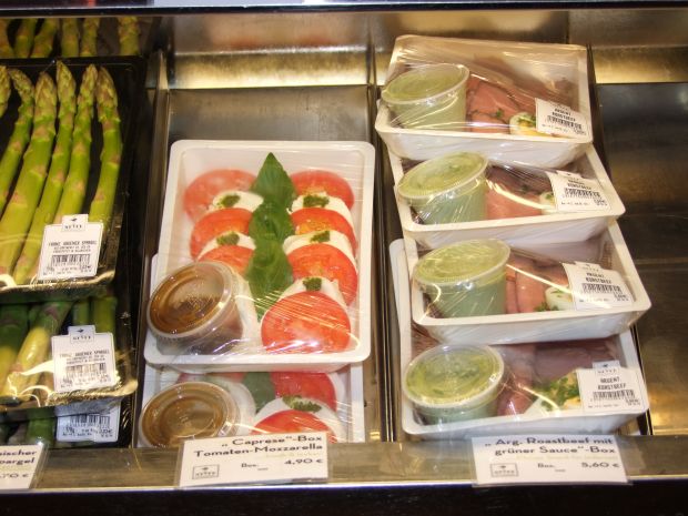 Das Convenience-Angebot der Metzgerei Meyer: hier die Caprese-Box und Roastbeef mit Frankfurter Grüner Soße. Das Convenience-Angebot der Metzgerei Meyer: hier die Caprese-Box und Roastbeef mit Frankfurter Grüner Soße.