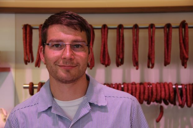 Metzgermeister Patrick Martus legte seine Meisterprüfung in seiner Heimatstadt Frankfurt am Main ab. Seit August 2014 führt er das elterliche Unternehmen in dritter Generation. Metzgermeister Patrick Martus legte seine Meisterprüfung in seiner Heimatstadt Frankfurt am Main ab. Seit August 2014 führt er das elterliche Unternehmen in dritter Generation.