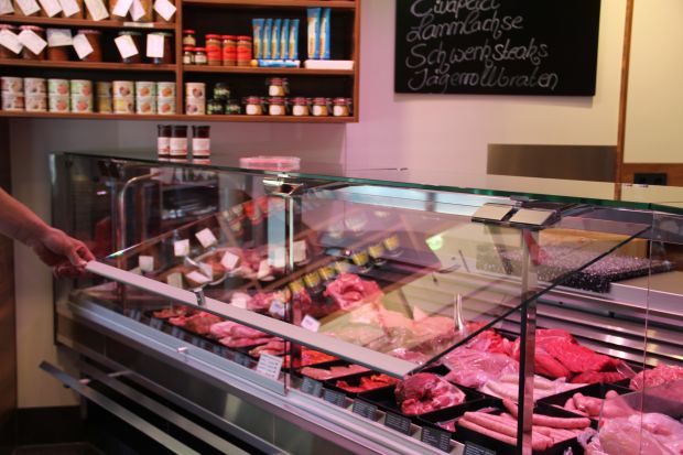 Die Theke, hier die Kühlzone für Fleisch, aus dem Hause Hanke lässt sich leicht nach oben öffnen. Die Ware wird direkt in Schalen auf den Kühlplatten präsentiert. Im Hintergrund der Verdampfer. Die Theke, hier die Kühlzone für Fleisch, aus dem Hause Hanke lässt sich leicht nach oben öffnen. Die Ware wird direkt in Schalen auf den Kühlplatten präsentiert. Im Hintergrund der Verdampfer.