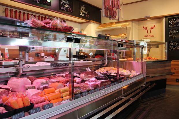 Die Theke misst 6,70 Meter und ist in zwei Kältezonen für Fleisch sowie Wurst und Schinken unterteilt. Die Theke misst 6,70 Meter und ist in zwei Kältezonen für Fleisch sowie Wurst und Schinken unterteilt.