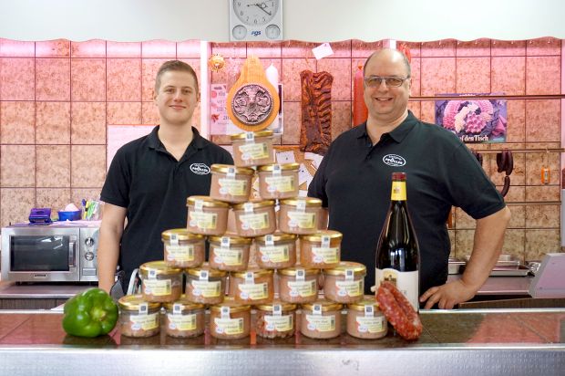 Überzeugen auch die Feinschmeckernation Frankreich: Stefan und Klaus Pröller mit einem Teil ihres Pâté-Sortiments. Überzeugen auch die Feinschmeckernation Frankreich: Stefan und Klaus Pröller mit einem Teil ihres Pâté-Sortiments.