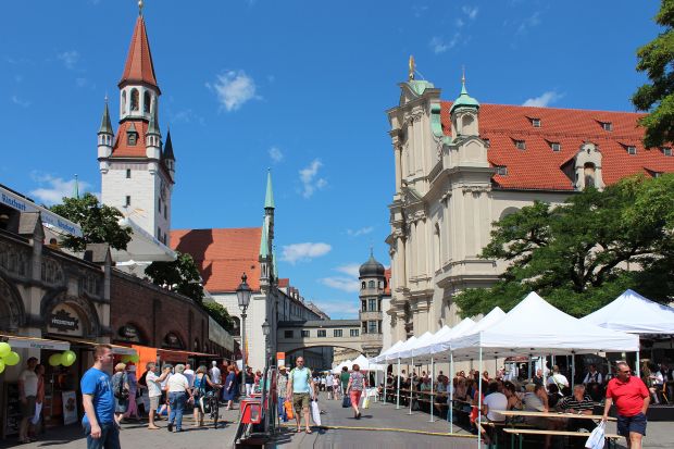 Die Metzgerzeile (links) gehört seit 700 Jahren zum Münchner Viktualienmarkt. Die Metzgerzeile (links) gehört seit 700 Jahren zum Münchner Viktualienmarkt.