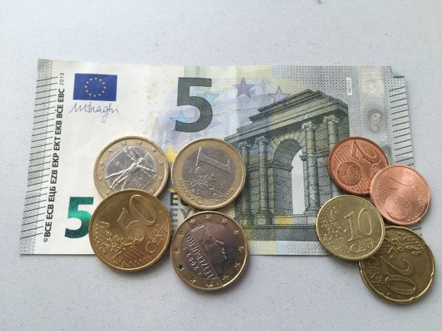 Noch bis Ende des Jahres gilt der gesetzliche Mindestlohn von 8,50 Euro. Ab Januar 2017 gibt es 34 Cent mehr. Noch bis Ende des Jahres gilt der gesetzliche Mindestlohn von 8,50 Euro. Ab Januar 2017 gibt es 34 Cent mehr.
