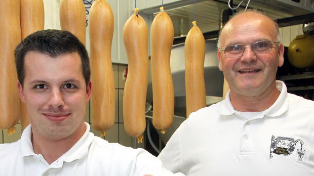 Werner Molitor (rechts) und Schwiegersohn Stefan Schmidt sind stolz auf ihre besonderen Spezialitäten wie die Kassler-Honig-Leberwurst. Werner Molitor (rechts) und Schwiegersohn Stefan Schmidt sind stolz auf ihre besonderen Spezialitäten wie die Kassler-Honig-Leberwurst.