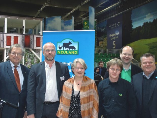 Gemeinsames Bekenntnis zum Tierwohl (von links): Prof. Dr. Hubert Weiger, Prof. Dr. Harald Grethe, Staatssekretärin Dr. Beatrix Tappeser, Martin Schulz, Niedersachsens Landwirtschaftsminister Christian Meyer und Thomas Schröder. Gemeinsames Bekenntnis zum Tierwohl (von links): Prof. Dr. Hubert Weiger, Prof. Dr. Harald Grethe, Staatssekretärin Dr. Beatrix Tappeser, Martin Schulz, Niedersachsens Landwirtschaftsminister Christian Meyer und Thomas Schröder.