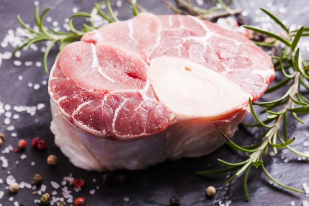 Osso buco – der Knochen mit Loch im wortwörtlichen Sinn – ist die Wade von der Rinderhaxe. Osso buco – der Knochen mit Loch im wortwörtlichen Sinn – ist die Wade von der Rinderhaxe.
