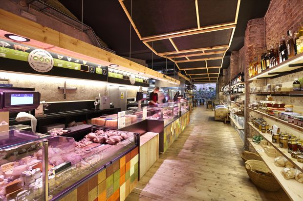 Im spanischen Barcelona bietet das Feinkostgeschäft „Pirineu en Boca“ die Spezialitäten aus den Pyrenäen in Bedientheken, Cabrio-Theken und SB-Regalen. Das Design des neuen Fachgeschäfts unterstreicht Ursprünglichkeit, handwerkliche Herstellung und bäuerliche Herkunft. Im spanischen Barcelona bietet das Feinkostgeschäft „Pirineu en Boca“ die Spezialitäten aus den Pyrenäen in Bedientheken, Cabrio-Theken und SB-Regalen. Das Design des neuen Fachgeschäfts unterstreicht Ursprünglichkeit, handwerkliche Herstellung und bäuerliche Herkunft.