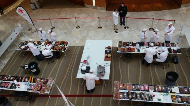 Blick aus der Vogelperspektive: In einem Saal der Universität von Madison findet die „Quality competition for sausage and ham“ statt. Blick aus der Vogelperspektive: In einem Saal der Universität von Madison findet die „Quality competition for sausage and ham“ statt.