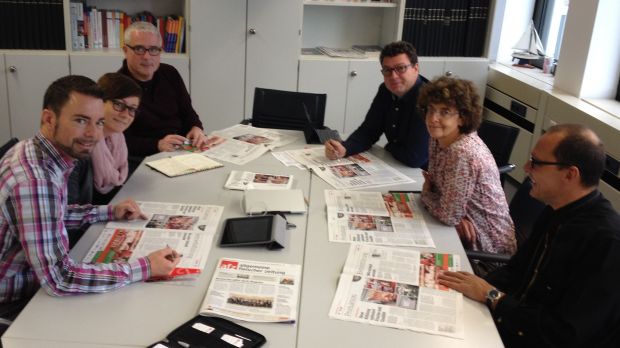Das Team aus Redaktion und Grafik setzt sich gewohnt kritisch mit der neuen afz auseinander. Am Relaunch haben wir seit Januar gearbeitet - jetzt liegt das Werk auf dem Konferenztisch. Das Team aus Redaktion und Grafik setzt sich gewohnt kritisch mit der neuen afz auseinander. Am Relaunch haben wir seit Januar gearbeitet - jetzt liegt das Werk auf dem Konferenztisch.