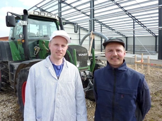 Die direkte Kooperation zwischen Landwirt und Fleischer – wie hier von Metzgermeister Karl Mader (links) und Bauer Göppel – ist ein gutes Zeichen für hochwertige regionale Lebensmittel. Die direkte Kooperation zwischen Landwirt und Fleischer – wie hier von Metzgermeister Karl Mader (links) und Bauer Göppel – ist ein gutes Zeichen für hochwertige regionale Lebensmittel.