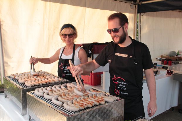 Mitmachen erlaubt, aber nicht vorgeschrieben: Wer sein Talent als Grillmeister beweisen wollte, durfte gemeinsam mit Christine Medenbach-Reichert die Würste drehen. Mitmachen erlaubt, aber nicht vorgeschrieben: Wer sein Talent als Grillmeister beweisen wollte, durfte gemeinsam mit Christine Medenbach-Reichert die Würste drehen.
