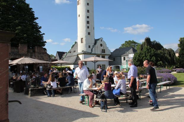 Grillen und chillen auf der Höchster Schlossterrasse. Grillen und chillen auf der Höchster Schlossterrasse.