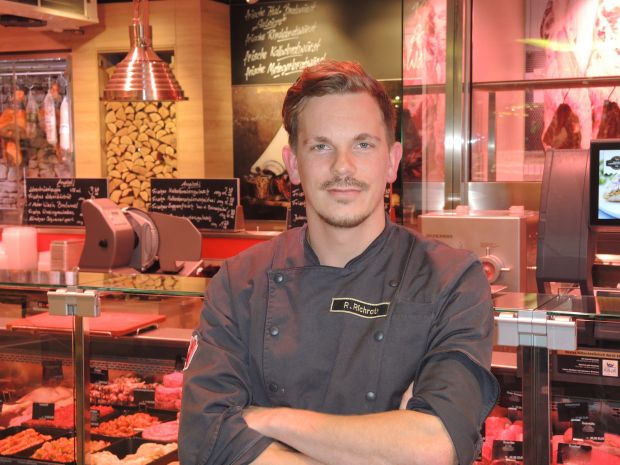 Robin Richrath verantwortet die Fleischabteilung und die Gastronomie im Rewe-Markt am Standort Kölner Opern-Passagen. Robin Richrath verantwortet die Fleischabteilung und die Gastronomie im Rewe-Markt am Standort Kölner Opern-Passagen.