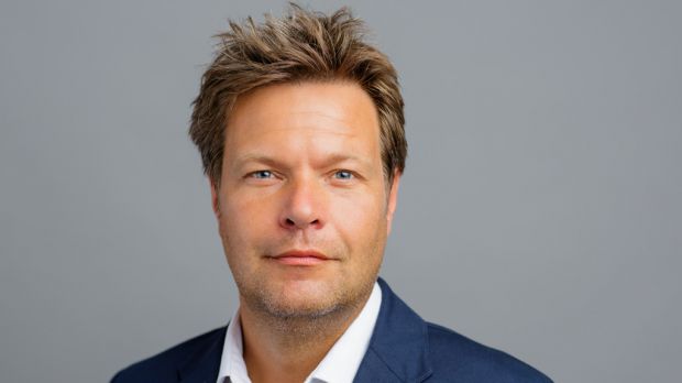 Robert Habeck ist in Schleswig -Holstein Minister für Energiewende, Landwirtschaft, Umwelt und ländliche Räume. Robert Habeck ist in Schleswig -Holstein Minister für Energiewende, Landwirtschaft, Umwelt und ländliche Räume.