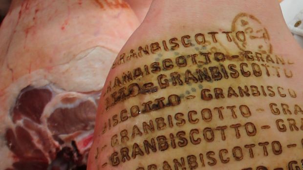 Nur echt mit dem passenden Branding: Die 700 °C heißen Stempel pressen dem „Großen Keks“ seinen Namenszug auf die Schlegel auf. Nur echt mit dem passenden Branding: Die 700 °C heißen Stempel pressen dem „Großen Keks“ seinen Namenszug auf die Schlegel auf.