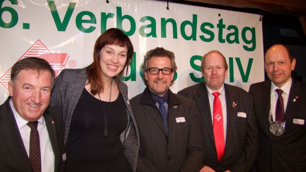 Gemeinsam mehr erreichen, denn Schulterschluss macht stark (von links): DFV-Präsident Heinz-Werner Süss mit den stellvertretenden Landesinnungsmeistern Nora Seitz und Thomas Löbel, Schatzmeister Dieter Simon und Landesinnungsmeister Thomas Keller. Gemeinsam mehr erreichen, denn Schulterschluss macht stark (von links): DFV-Präsident Heinz-Werner Süss mit den stellvertretenden Landesinnungsmeistern Nora Seitz und Thomas Löbel, Schatzmeister Dieter Simon und Landesinnungsmeister Thomas Keller.