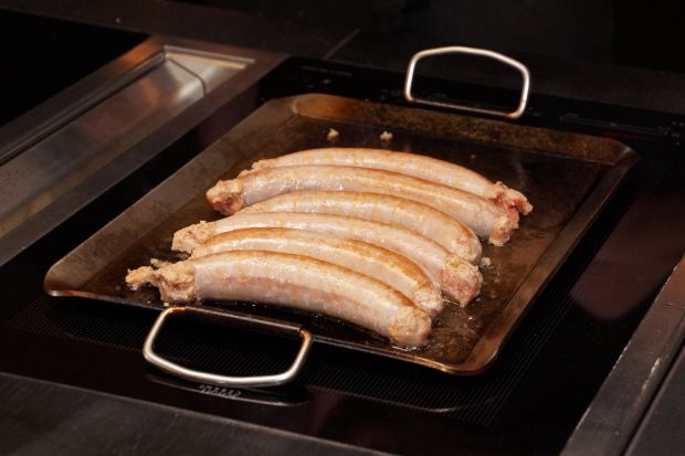 Frische Bratwürste aus eigener Produktion in der Pfanne gebraten. Frische Bratwürste aus eigener Produktion in der Pfanne gebraten.