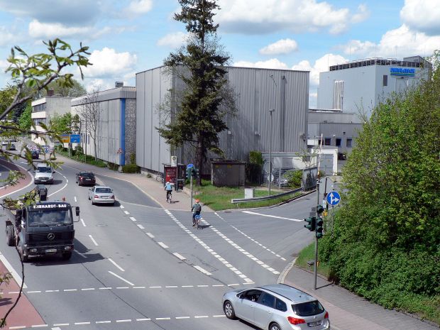 Der am Autobahnanschluss Erlangen-Nord gelegene Schlachthof schrieb 2015 zum dritten Mal in Folge rote Zahlen. Der am Autobahnanschluss Erlangen-Nord gelegene Schlachthof schrieb 2015 zum dritten Mal in Folge rote Zahlen.