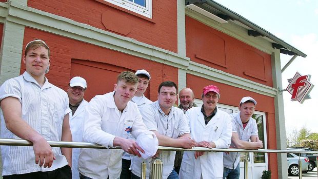 Praxistermin in der Fleischerei Fritze bei Plön: Für die fünf Gäste aus Baden-Württemberg stand die Rinderschlachtung auf dem Exkursionsprogramm. Praxistermin in der Fleischerei Fritze bei Plön: Für die fünf Gäste aus Baden-Württemberg stand die Rinderschlachtung auf dem Exkursionsprogramm.