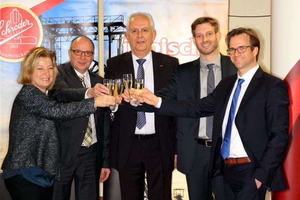 Verabschiedung und Generationswechsel (von links): Die Prokuristen Petra Schneider und Alexander Schuler verabschiedeten Willi Walter zusammen mit den neuen Geschäftsführern Roman Tschunky und Ralf Müller. Verabschiedung und Generationswechsel (von links): Die Prokuristen Petra Schneider und Alexander Schuler verabschiedeten Willi Walter zusammen mit den neuen Geschäftsführern Roman Tschunky und Ralf Müller.