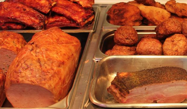Schmankerl vom Schwein in der Heißtheke sind Imbissklassiker. Schmankerl vom Schwein in der Heißtheke sind Imbissklassiker.