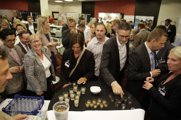 Teilnehmer der Konferenz beim Insekten-Tasting in der Pause. Teilnehmer der Konferenz beim Insekten-Tasting in der Pause.