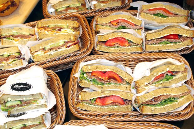 Die Stulle macht dem belegten Brötchen zwar keine Konkurrenz, kann aber bei einer ansprechenden Präsentation als Alternative mithalten. Die Stulle macht dem belegten Brötchen zwar keine Konkurrenz, kann aber bei einer ansprechenden Präsentation als Alternative mithalten.
