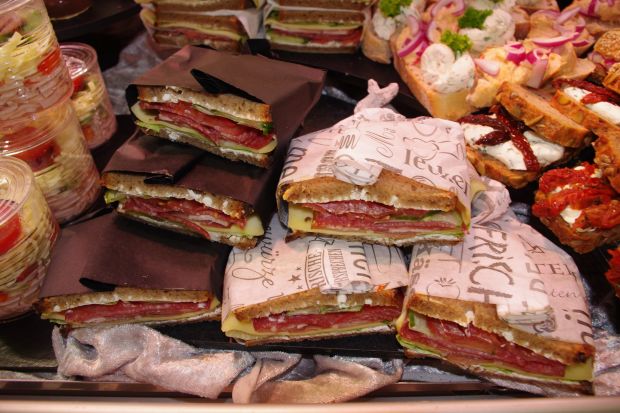 Brote wie von Muttern, aber üppiger belegt mitKäse, Salami, Gurke, Tomate und Eisbergsalat. Frischkäse ersetzt als Aufstrich die Butter. Brote wie von Muttern, aber üppiger belegt mitKäse, Salami, Gurke, Tomate und Eisbergsalat. Frischkäse ersetzt als Aufstrich die Butter.