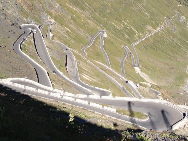 Mit 48 Serpentinen lädt das Stilfser Joch zu einer Kurvenorgie ein. Mit 48 Serpentinen lädt das Stilfser Joch zu einer Kurvenorgie ein.