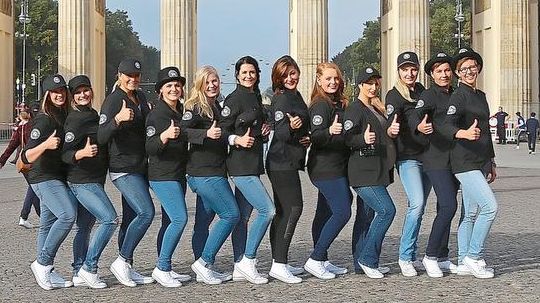 Wie hier vor dem Brandenburger Tor, zeigen die Frauen vom Verein "Wir sind anders" überall Flagge für den Beruf. Wie hier vor dem Brandenburger Tor, zeigen die Frauen vom Verein "Wir sind anders" überall Flagge für den Beruf.