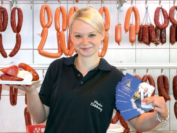 Fachverkäuferin Jenny Hermani wirbt als Thüringer Wurstkönigin für das Fleischerhandwerk. Fachverkäuferin Jenny Hermani wirbt als Thüringer Wurstkönigin für das Fleischerhandwerk.