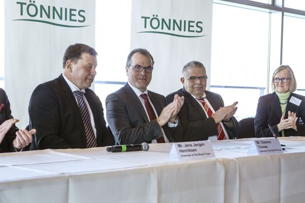 Übernahme perfekt (von links): Jens Jørgen Henriksen, Clemens Tönnies und Frank Duffe unterzeichnen die Verträge. Übernahme perfekt (von links): Jens Jørgen Henriksen, Clemens Tönnies und Frank Duffe unterzeichnen die Verträge.