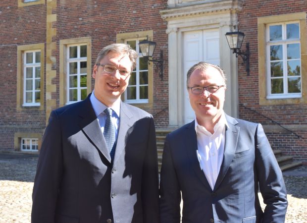 Der serbische Ministerpräsident Aleksandar Vučić (links) und Clemens Tönnies tauschten sich in Rheda-Wiedenbrück aus. Der serbische Ministerpräsident Aleksandar Vučić (links) und Clemens Tönnies tauschten sich in Rheda-Wiedenbrück aus.