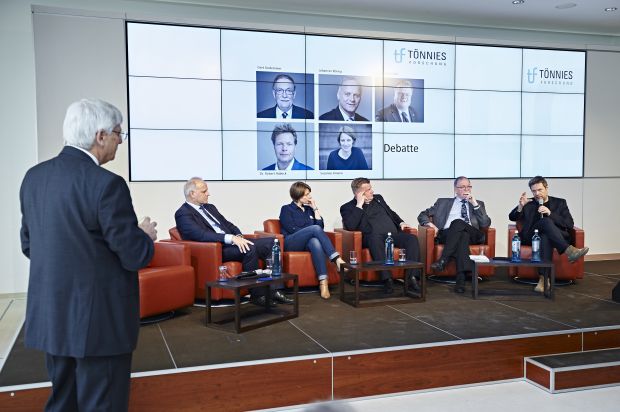Niemand will weitermachen wie bisher (von links): Johannes Röring, Susanne Amann (Der Spiegel), Thomas Schröder, Gert Lindemann und Dr. Robert Habeck. Niemand will weitermachen wie bisher (von links): Johannes Röring, Susanne Amann (Der Spiegel), Thomas Schröder, Gert Lindemann und Dr. Robert Habeck.