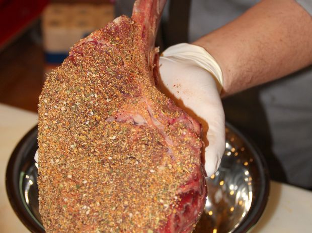 Das Tomahawk-Steak vom Rind ist eine ordentliche Portion. Das Tomahawk-Steak vom Rind ist eine ordentliche Portion.