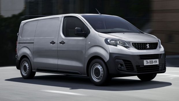 Peugeot Expert: Die beiden Transporter von Citroën und Peugeot unterscheiden sich nur anhand des markenspezifischen Kühlergrills. Peugeot Expert: Die beiden Transporter von Citroën und Peugeot unterscheiden sich nur anhand des markenspezifischen Kühlergrills.