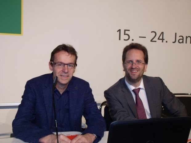 Verbrauchern ist Tierschutz wichtig. Marketingexperte Prof. Dr. Achim Spiller (links) und Klaus Müller, Vorstand des vzbv, stellten die Ergebnisse in Berlin vor. Verbrauchern ist Tierschutz wichtig. Marketingexperte Prof. Dr. Achim Spiller (links) und Klaus Müller, Vorstand des vzbv, stellten die Ergebnisse in Berlin vor.