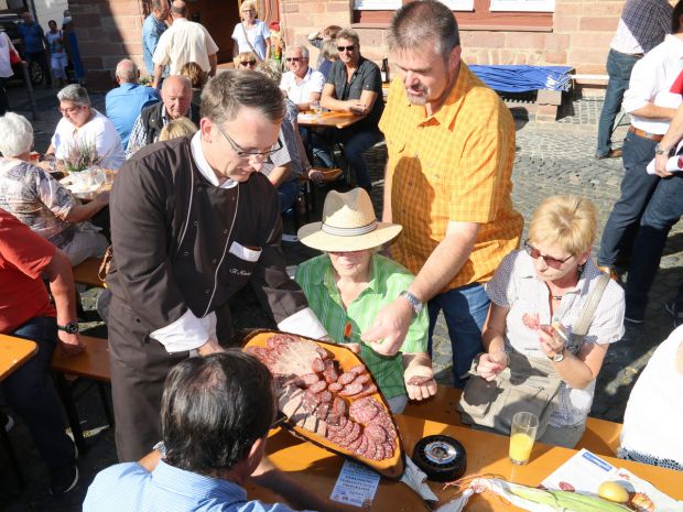 Mit dieser Auswahl immer willkommen: Obermeister Fritz Kästel offeriert den Besuchern leckere Appetithäppchen. Mit dieser Auswahl immer willkommen: Obermeister Fritz Kästel offeriert den Besuchern leckere Appetithäppchen.