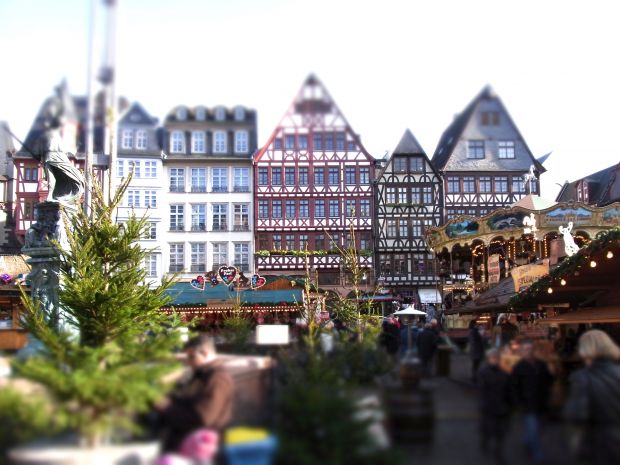 Fröhliche Weihnachten und ein friedvolles Jahr 2016.
Fröhliche Weihnachten und ein friedvolles Jahr 2016.