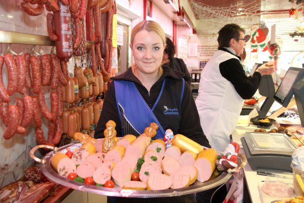 Die Weihnachtsleberwurst hat ab Ende November Saison und wird in allen Aachener Fleischereien in unterschiedlichen Varianten angeboten. Die Weihnachtsleberwurst hat ab Ende November Saison und wird in allen Aachener Fleischereien in unterschiedlichen Varianten angeboten.