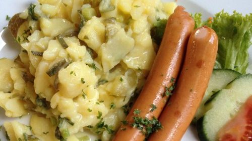Frankfurter Würstchen mit Kartoffelsalat. Frankfurter Würstchen mit Kartoffelsalat.