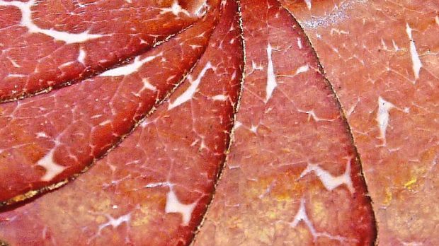 Traditionell angerichtet: Zwetschgenbammes mit Gurke, Tomate und Salatdekoration. Traditionell angerichtet: Zwetschgenbammes mit Gurke, Tomate und Salatdekoration.