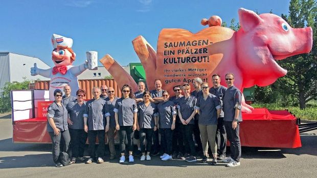 Die Mitglieder der Innung Südliche Weinstraße-Landau-Germersheim mit ihrem Motivwagen samt Maskottchen Fleischermax.
Die Mitglieder der Innung Südliche Weinstraße-Landau-Germersheim mit ihrem Motivwagen samt Maskottchen Fleischermax.