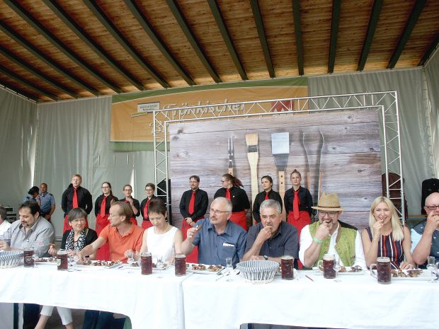 Prüfen, riechen, kosten: Die Jury des Bratwurstgipfels schaffte ihre schwierige Aufgabe mit Bravour. Prüfen, riechen, kosten: Die Jury des Bratwurstgipfels schaffte ihre schwierige Aufgabe mit Bravour.