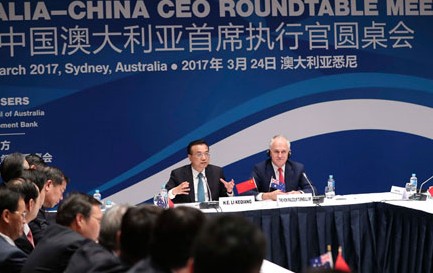 Chinas Premier Li Keqiang (links) und Australiens Premierminister Malcom Turnbull unterzeichneten einen Vertrag, der den Handel zwischen beiden Ländern erleichtern soll. Chinas Premier Li Keqiang (links) und Australiens Premierminister Malcom Turnbull unterzeichneten einen Vertrag, der den Handel zwischen beiden Ländern erleichtern soll.
