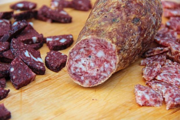 Die Verarbeitung von schlachtwarmem Fleisch ist beispielsweise ein Qualitätskriterium bei der Herstellung von Ahler Wurscht. Die Verarbeitung von schlachtwarmem Fleisch ist beispielsweise ein Qualitätskriterium bei der Herstellung von Ahler Wurscht.