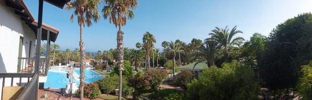Auf der kargen, halbwüstenartigen Insel Fuerteventura hat der Club Aldiana eine Anlage mit viel Grün geschaffen. Das Ferien-Domizil erstreckt sich über eine Fläche von 230.000 qm und wird als Ganzjahresbetrieb geführt. Für die Verpflegung der Gäste sind der Restaurant-Küche eine Metzgerei und zwei Backstuben angeschlossen. Auf der kargen, halbwüstenartigen Insel Fuerteventura hat der Club Aldiana eine Anlage mit viel Grün geschaffen. Das Ferien-Domizil erstreckt sich über eine Fläche von 230.000 qm und wird als Ganzjahresbetrieb geführt. Für die Verpflegung der Gäste sind der Restaurant-Küche eine Metzgerei und zwei Backstuben angeschlossen.